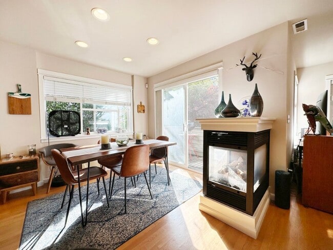 Building Photo - 3Bd/3Ba Seattle Townhouse