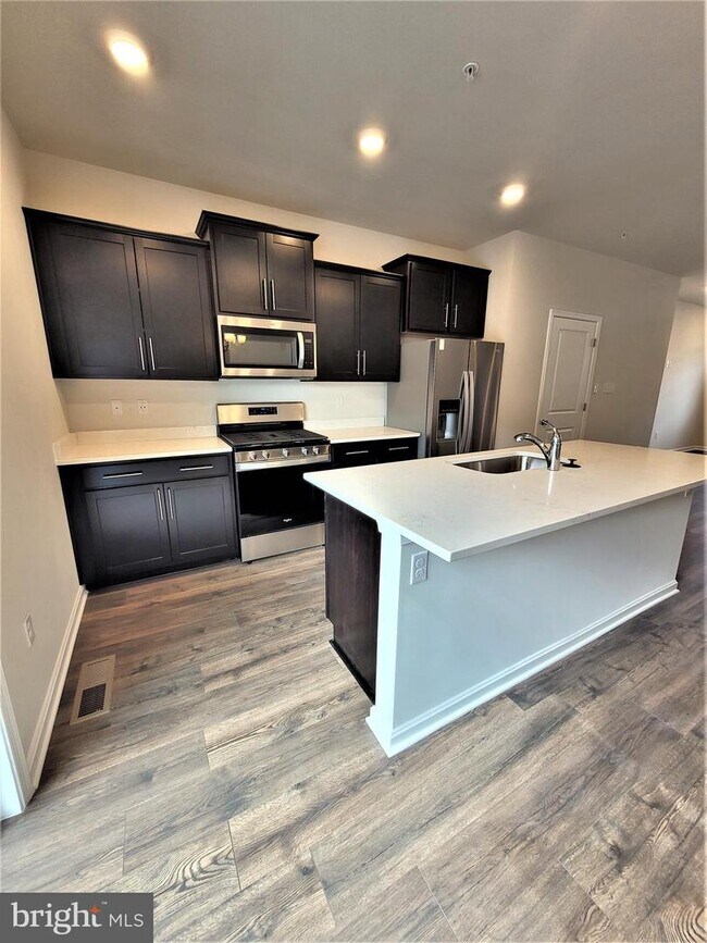 Building Photo - 9605 SILVER BLUFF Way