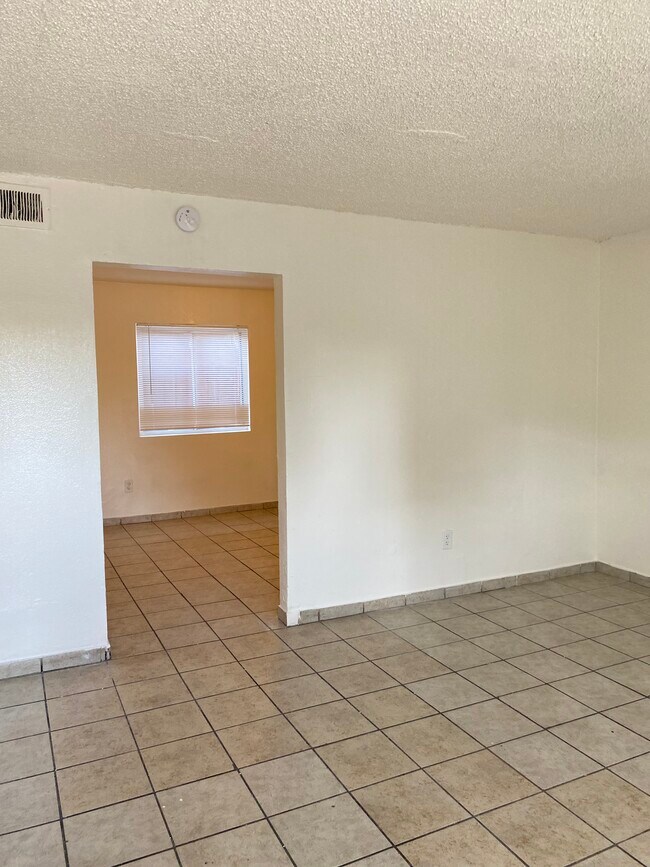 Building Photo - 1520 Palm Dr