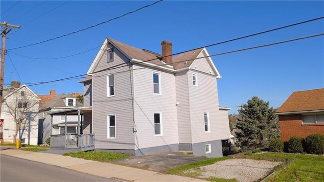 Building Photo - 122 Elm St