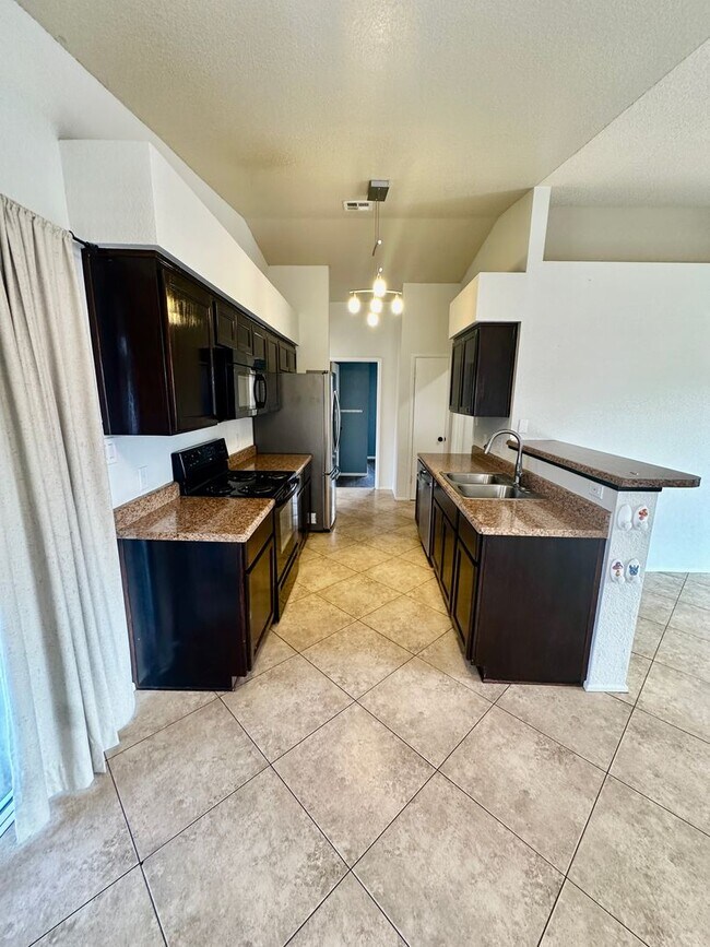 Building Photo - Single Family House