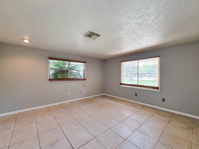 Foto del edificio - 1703 Raintree Dr