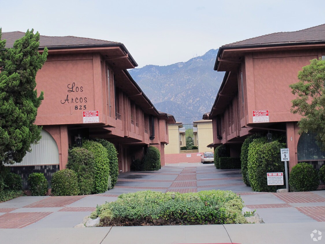 Building Photo - 825 Arcadia Ave