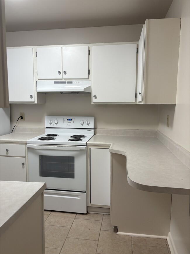 Kitchen - 42 Vinway Ct