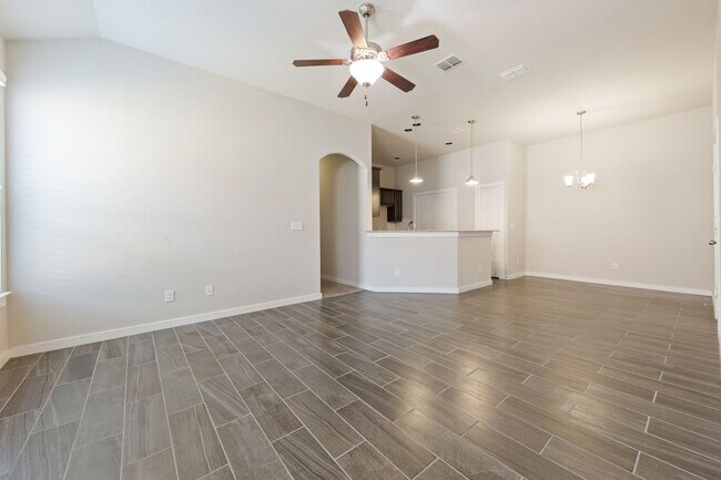 Foto del edificio - AVAILABLE NOW! LUXURY TOWNHOME LOCATED IN PECAN PARK, BASTROP, TEXAS!
