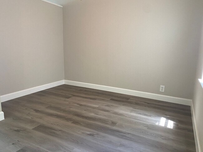 Building Photo - Charming 1 Bed 1 Bath Triplex Cottage for ...