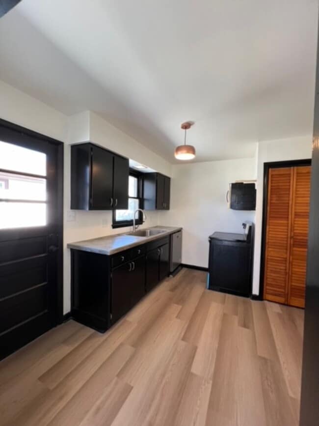 Foto del edificio - Charming 2BR Apartment Near Downtown Urbana + Garage