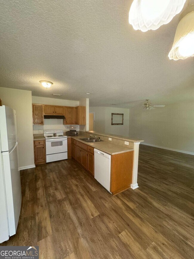 Building Photo - 106 Creekwood Cir