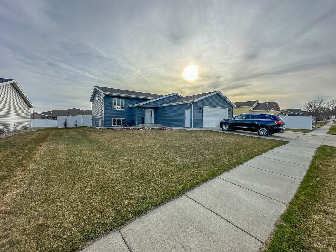 2608 Peach Tree Dr, Bismarck, ND 58504 House Rental in Bismarck, ND