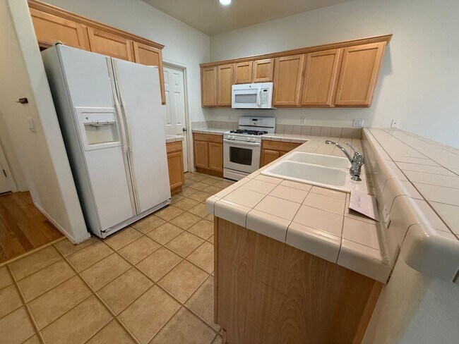 Foto del edificio - 3 Bed/2.5 Bath Single Family Home in River Canyon Estates - BRAND NEW CARPET