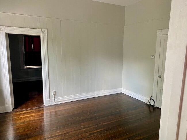 Nice size living room - 3239 Jefferson Ave