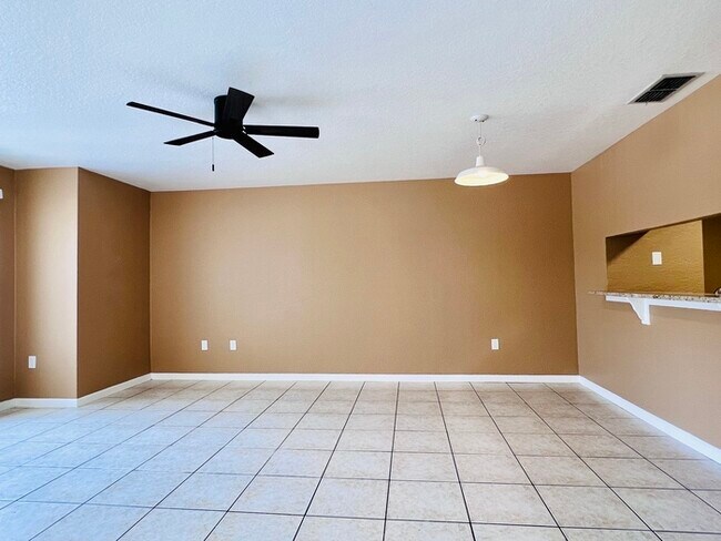 Foto del edificio - Completely Renovated 3 Bed 2 Bath Condo