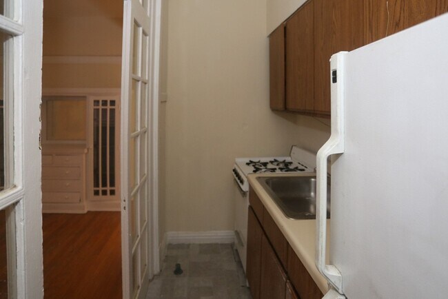 Building Photo - 710 W Barry Ave