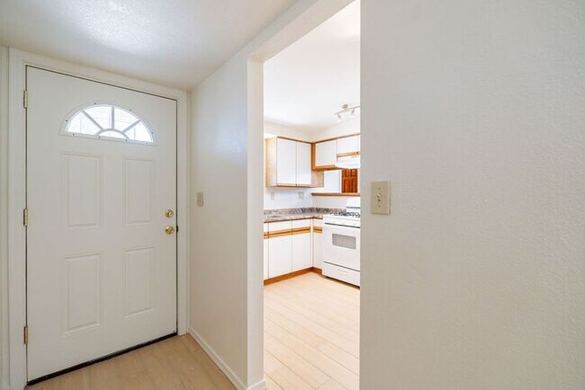 Foto del edificio - Charming 3-Bed Home with Spacious Backyard...