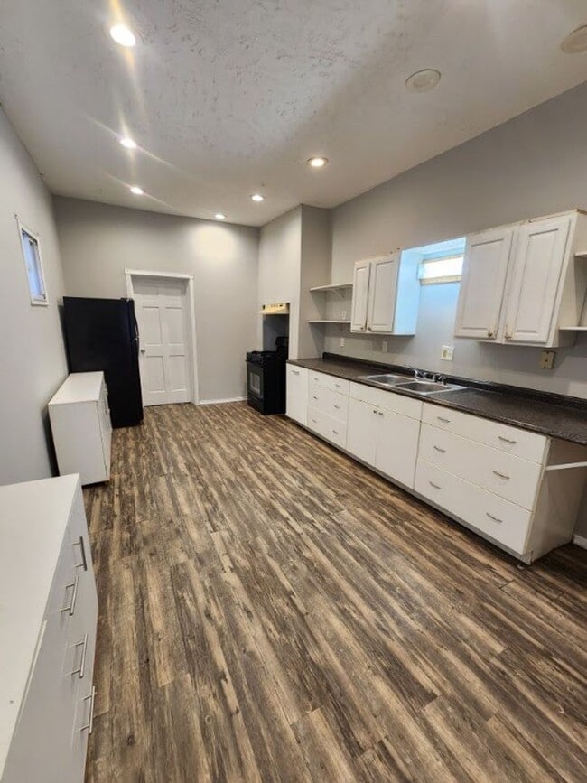 Building Photo - Pet Friendly 5 Bedroom Home in York!