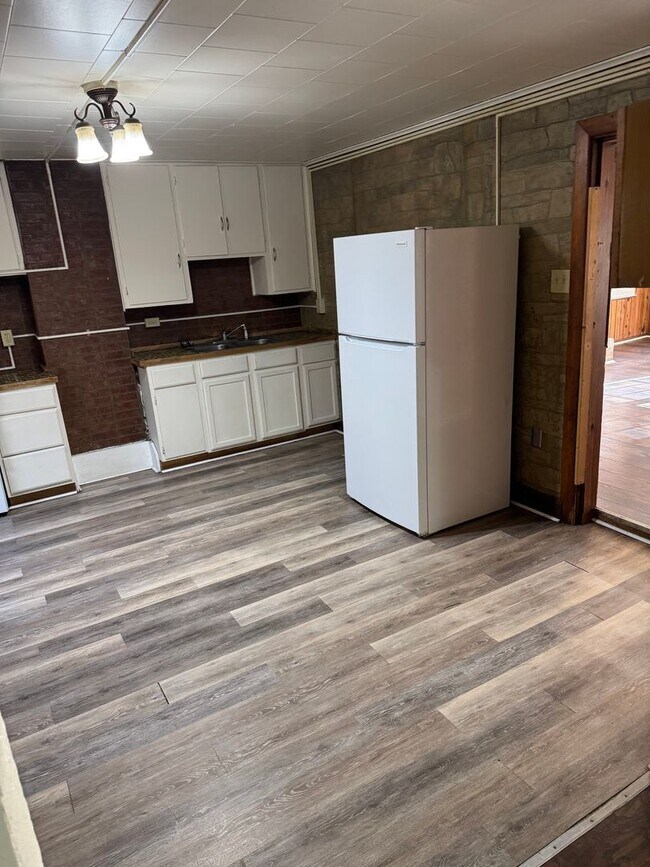 Foto del edificio - 3 bedroom, 1 bath, 2 story single family house
