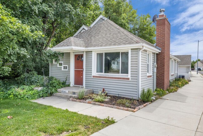 Building Photo - Beautiful and Bright 2 Bedroom 1 Bathroom Home in Murray!!