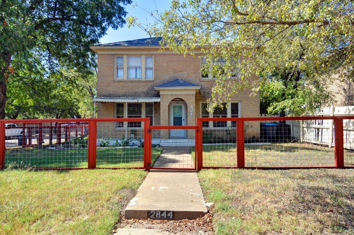 Foto principal - Near Southside Downstairs Duplex