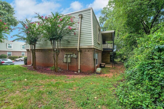 Foto del edificio - Charming 3BR Condo in Charlotte