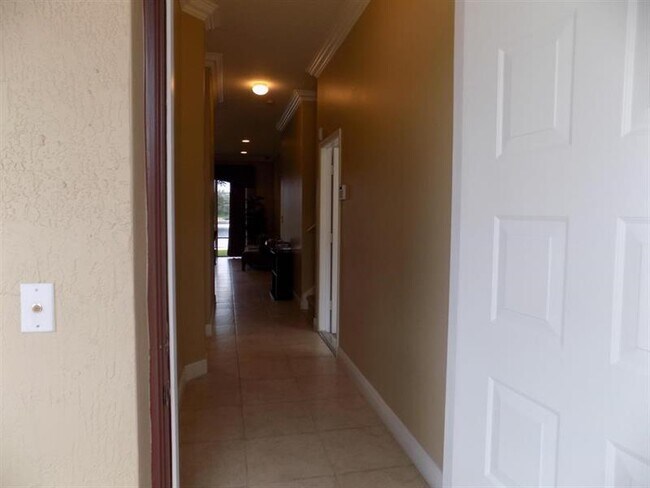 Foto del edificio - 3331 Lakeside Dr