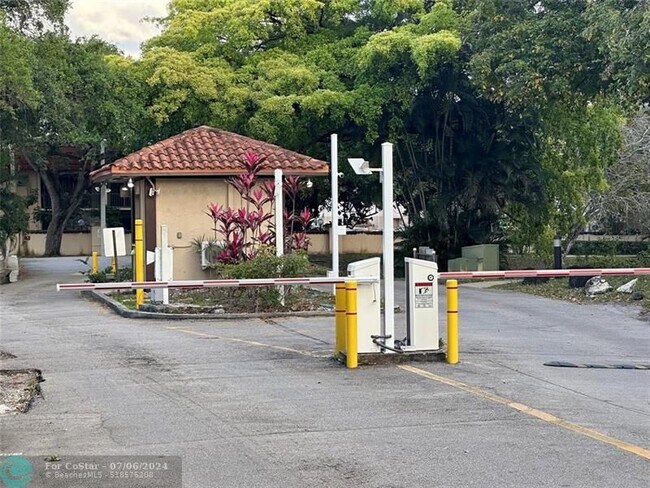 Foto del edificio - 6201 N Falls Cir Dr