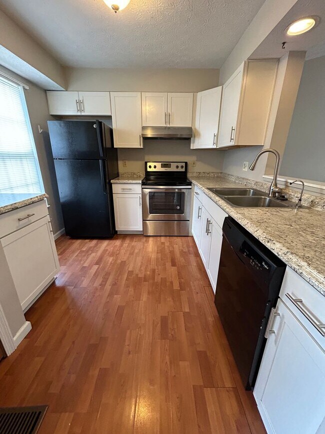 Foto del edificio - Beautiful 3 Bedroom Duplex with Garage