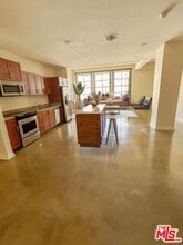 Building Photo - 315 W 5th St