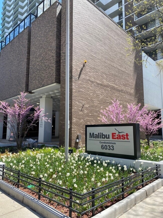 Building Photo - 6033 N Sheridan Rd