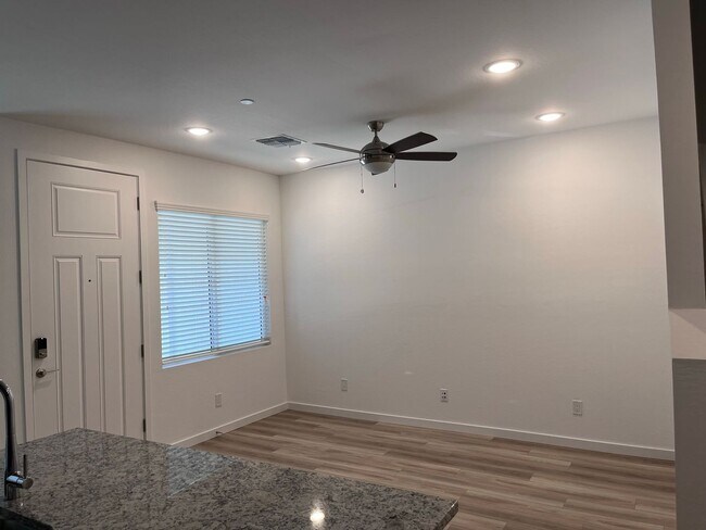Foto del edificio - TOWN HOME WITH COMMUNITY POOL , GATED COMMUNITY in GILBERT!