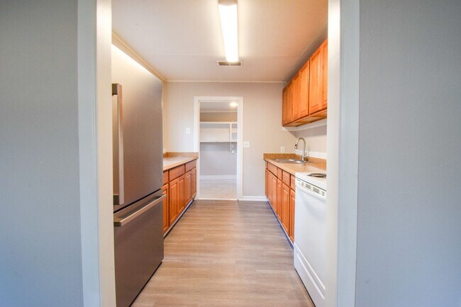 Building Photo - 2 Bedroom Single Level Home with Large Fenced Yard in N. Portland!