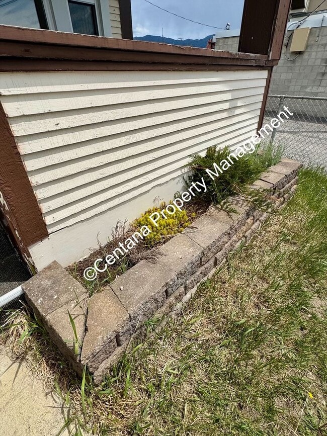 Building Photo - 2 Bed 1 Bath Newly Remodeled Home with washer and dryer