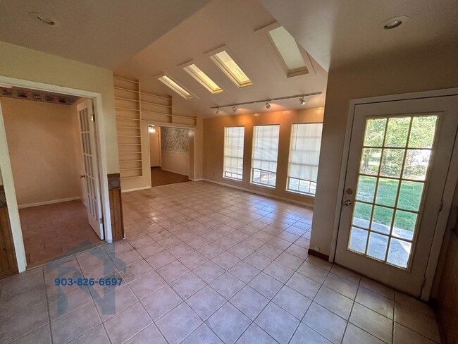 Building Photo - 1013 Lori Dr