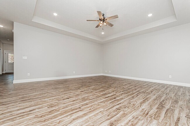 Foto del edificio - Please View the 3D Virtual Walk Through Before Scheduling A Showing