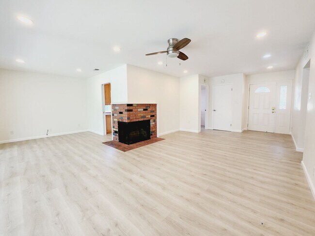 Building Photo - Light and Bright Single Family Home