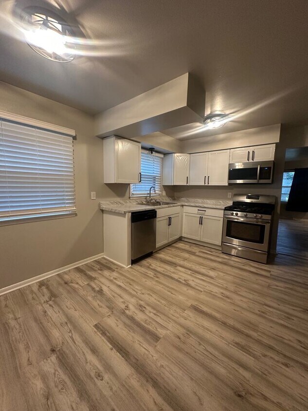 Foto principal - 10605 W Wabash Ave
