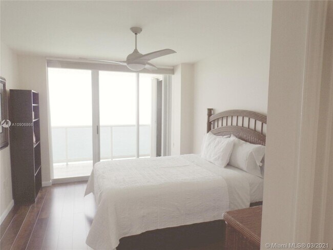 Building Photo - 16711 Collins Ave