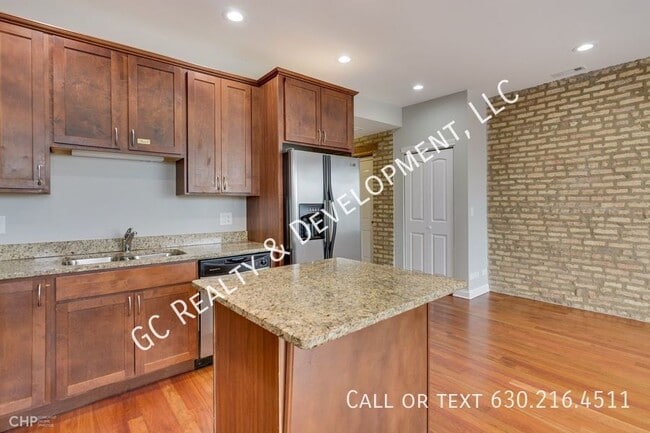 Foto del edificio - 3205 W Division St