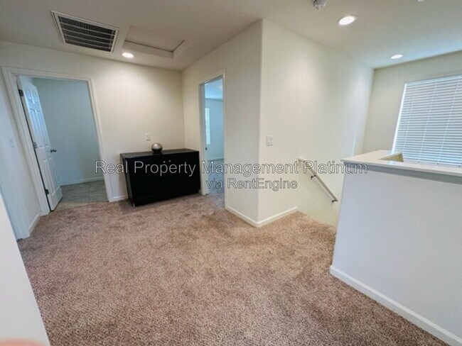 Foto del edificio - 2430 Lombard Ln