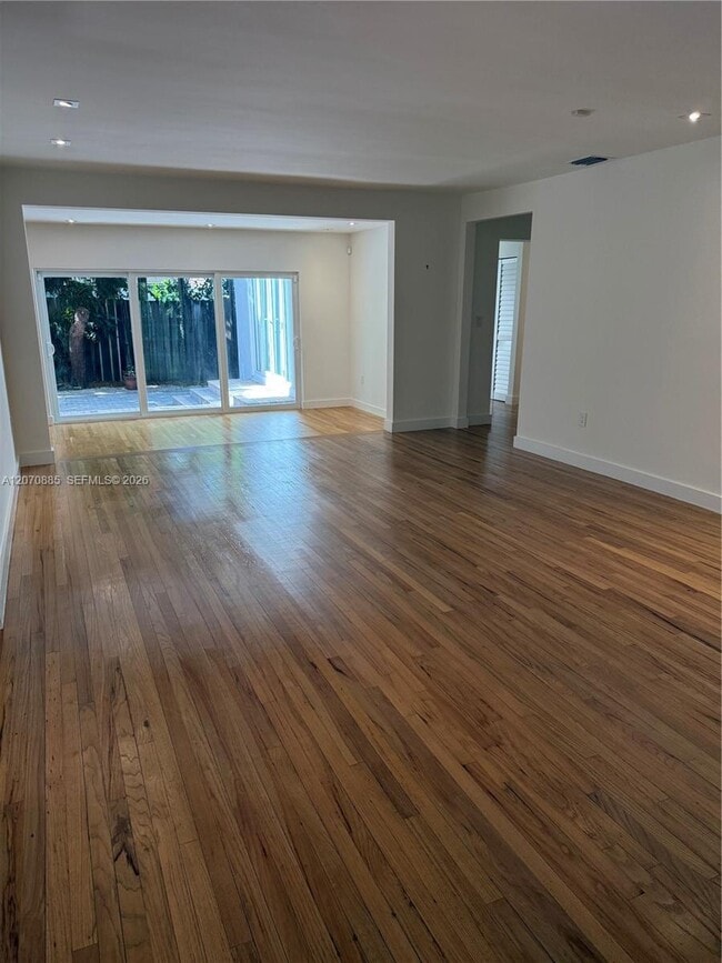 Building Photo - 3865 Poinciana Ave