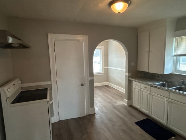 Building Photo - 4893 Chatsworth St