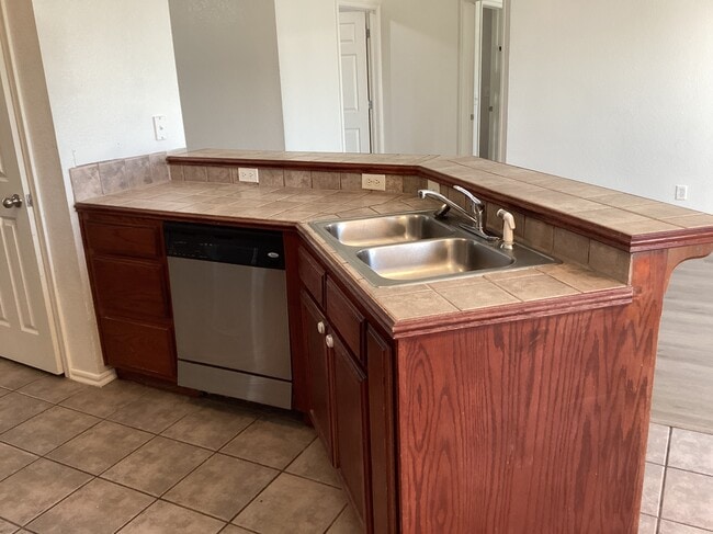 Building Photo - 4129 Queens Dr