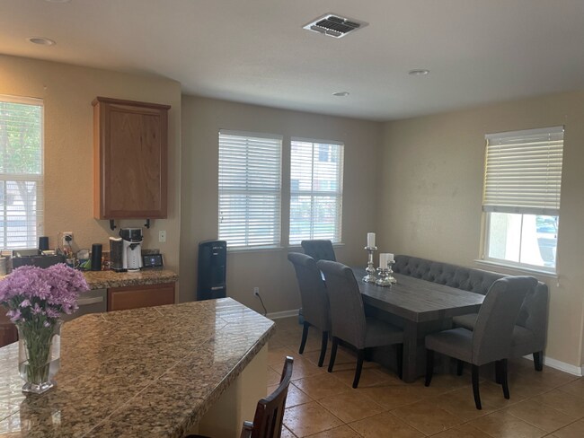 Building Photo - 210 Anjou Cir