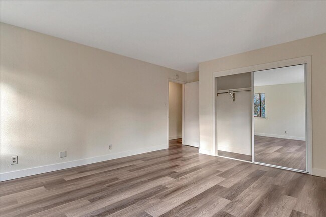 Building Photo - Charming Condo-Washer and Dryer in unit +P...