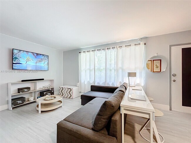 Foto del edificio - 651 NE 60th St