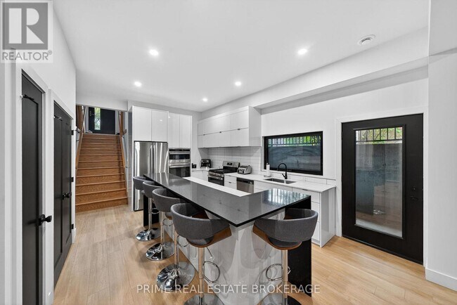 Photo du bâtiment - 417 Base Line Rd E