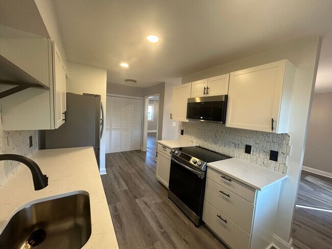 Foto del edificio - This fully renovated & updated 3 Bedroom a...