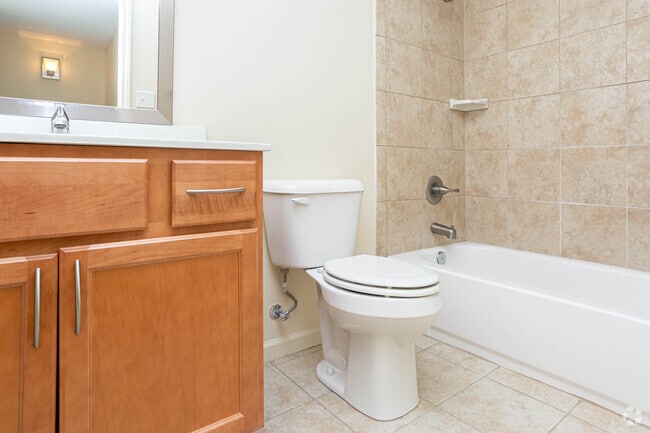 1BR, 1BA - 640 SF - Bathroom - Markwell Village