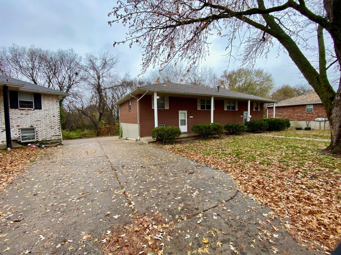 29102912 N River Terrace Unit 2910 Terr, Sugar Creek, MO 64050 Room