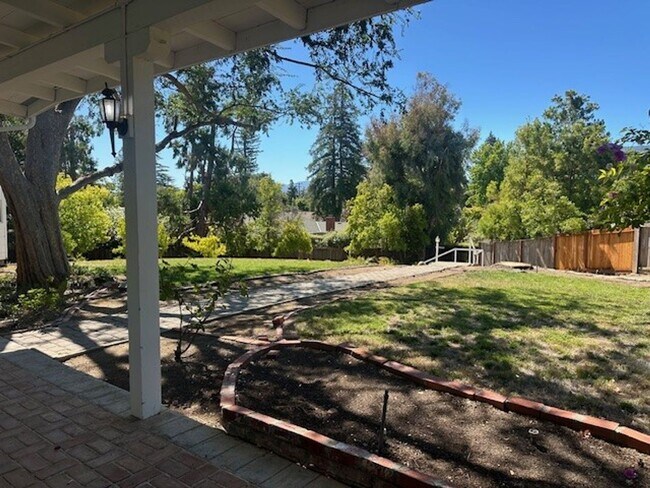 Foto del edificio - Historic Home On Huge Lot With Swimming Po...