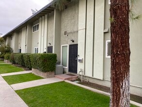 Building Photo - 1132 Oleander Ave